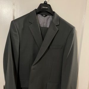 Haggar Grey Travel Performance Suit - Tailored Fit 44S Jacket, 34x29 Pants